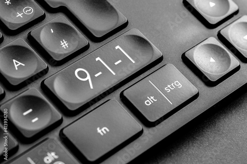 graue 9-1-1 (911) Taste auf einer dunklen Tastatur