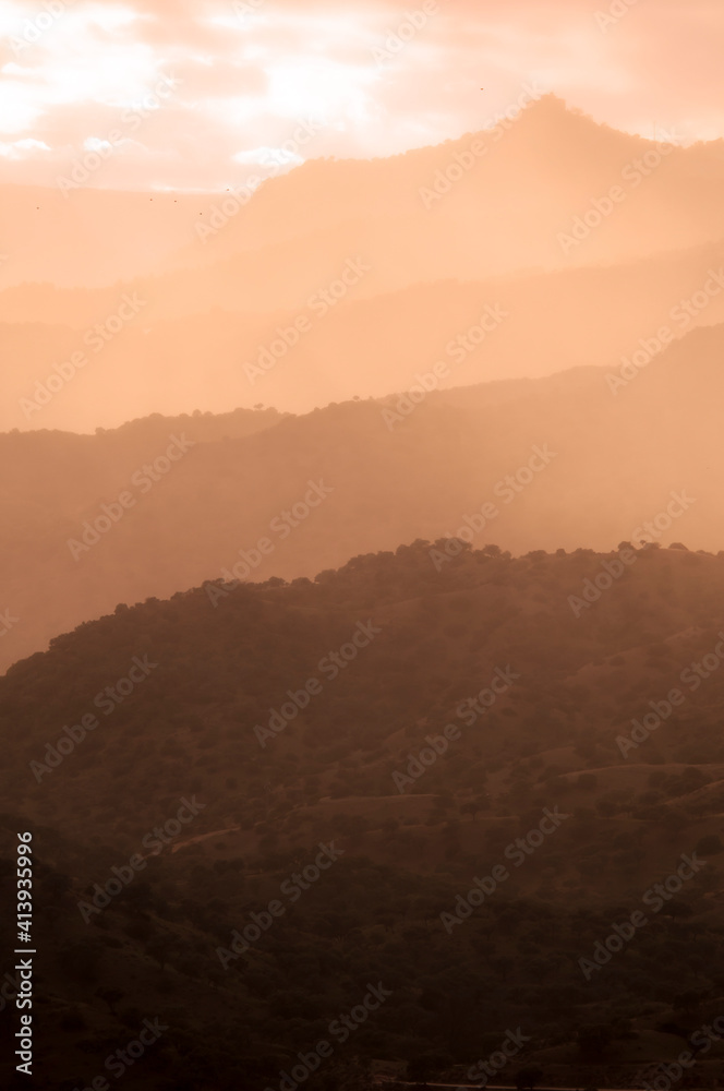 Bonita vista de las montañas entre la niebla durante el amanecer en la Sierra de Andújar (Jaén, España).