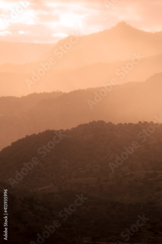 Bonita vista de las montañas entre la niebla durante el amanecer en la Sierra de Andújar (Jaén, España).