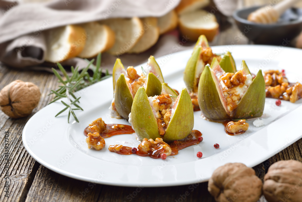 Gebackene Feigen gefüllt mit gewürztem Ziegenfrischkäse und kandierten Walnüssen mit Honig - Baked figs stuffed with goats cream cheese and candied walnuts with sweet honey and rosemary Gebackene Feigen gefüllt mit gewürztem Ziegenfrischkäse und kandierten Walnüssen mit Honig - Baked figs stuffed with goats cream cheese and candied walnuts with sweet honey and rosemary