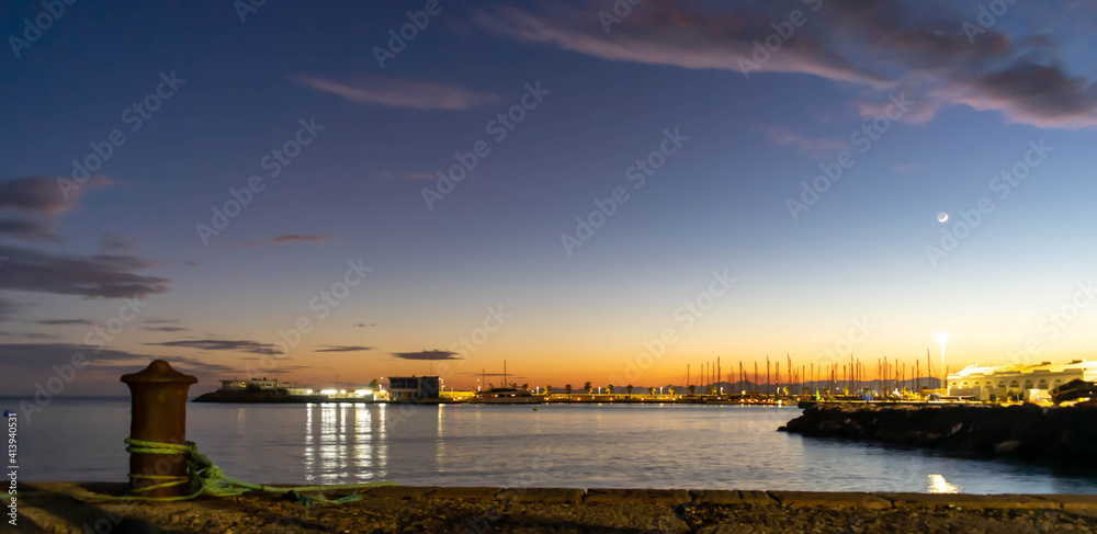 atardecer en el puerto de Burriana con barcos y palmeras de fondo ,Castellón de la plana  ,España
