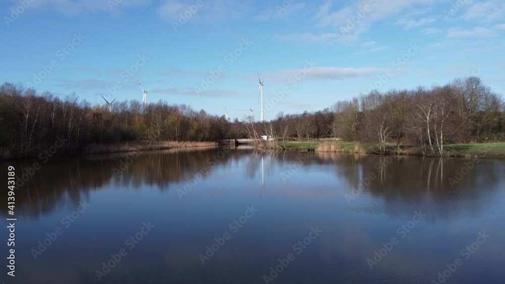 Der Auesee in Bremerhaven zum Frühling mit blauem Himmel und Sonne