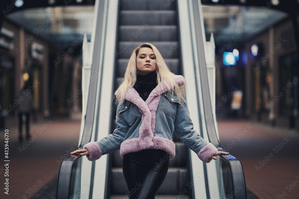 Fototapeta premium Beauty blonde girl in mall