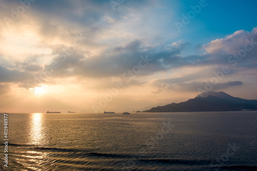 weltweiter Schiffsverkehr zum Sonnenuntergang