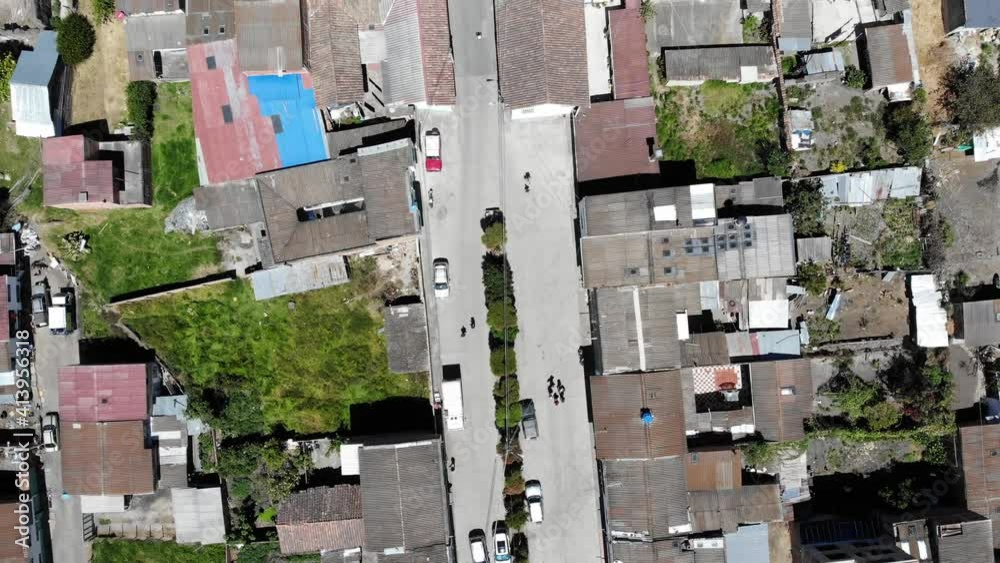hermosa vista área de las calles del municipio del cocuy en Boyacá Colombia, donde se observan contracciones, parques, autos , personas en movimiento hermosa vista área de las calles del municipio del cocuy en Boyacá Colombia, donde se observan contracciones, parques, autos , personas en movimiento