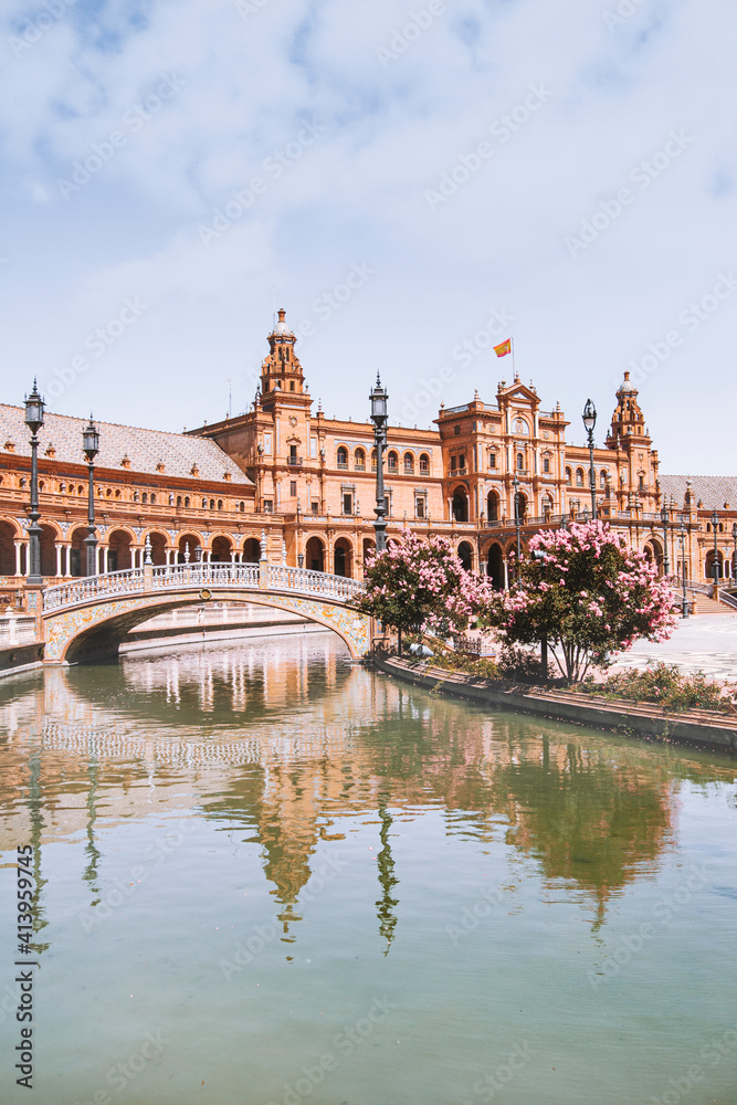 Plaza España de Sevilla, Andalucía, España. Con su mágico puente, y su cristalino rio.
