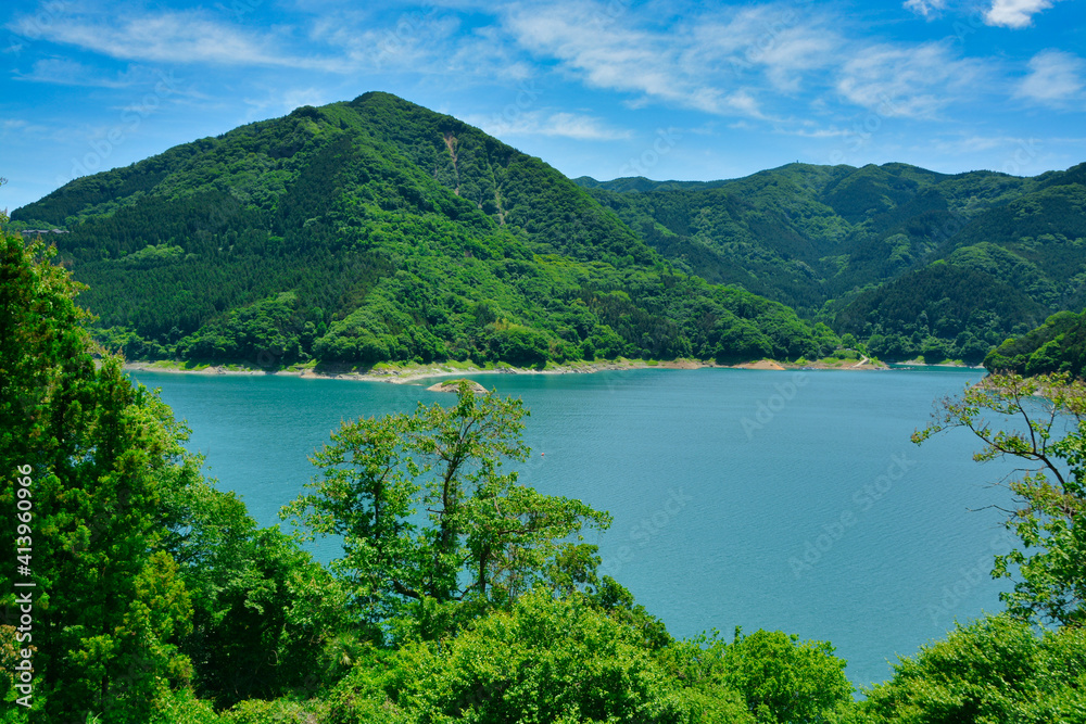 Fototapeta 日本の田舎にあるダムの風景
