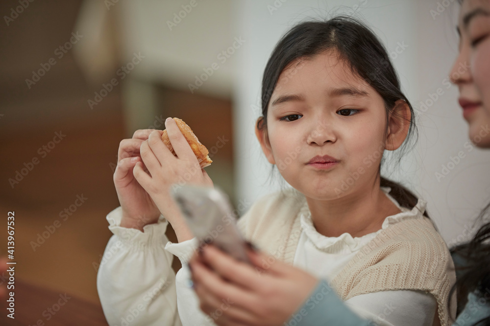 어린이, 애정, 유대감, 돌봄, 친밀감, 엄마, 딸, 가족, 가족 친화적, 감정, 집, 홈스쿨링, 숙제, 미소, 사랑, 어머니, 여자, 자녀, 간식,스마트폰