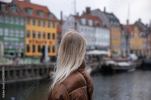 Photography Close-up of a girl's head from behind looking at the colorful houses at Nyhavn i