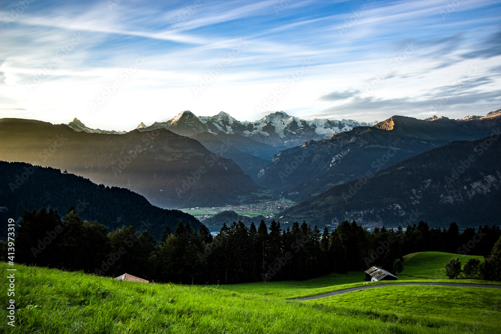 Sonnenaufgang Auf einer Wiese mit schöner Aussicht auf Jungfrauenberg in der Schweiz