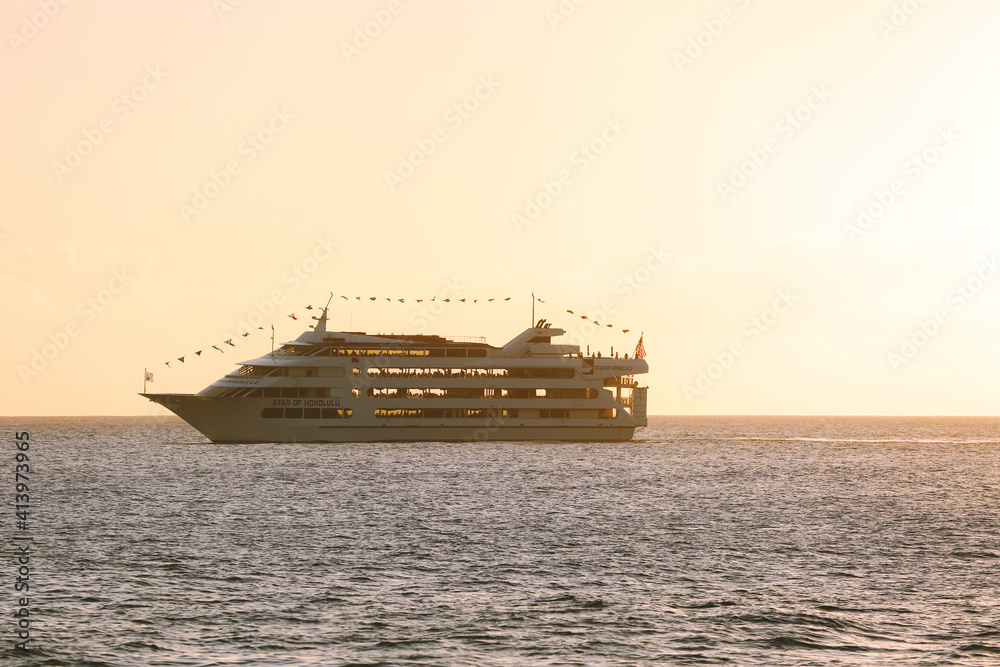 Obraz premium Cruise ship in the sea, Honolulu, Oahu, Hawaii