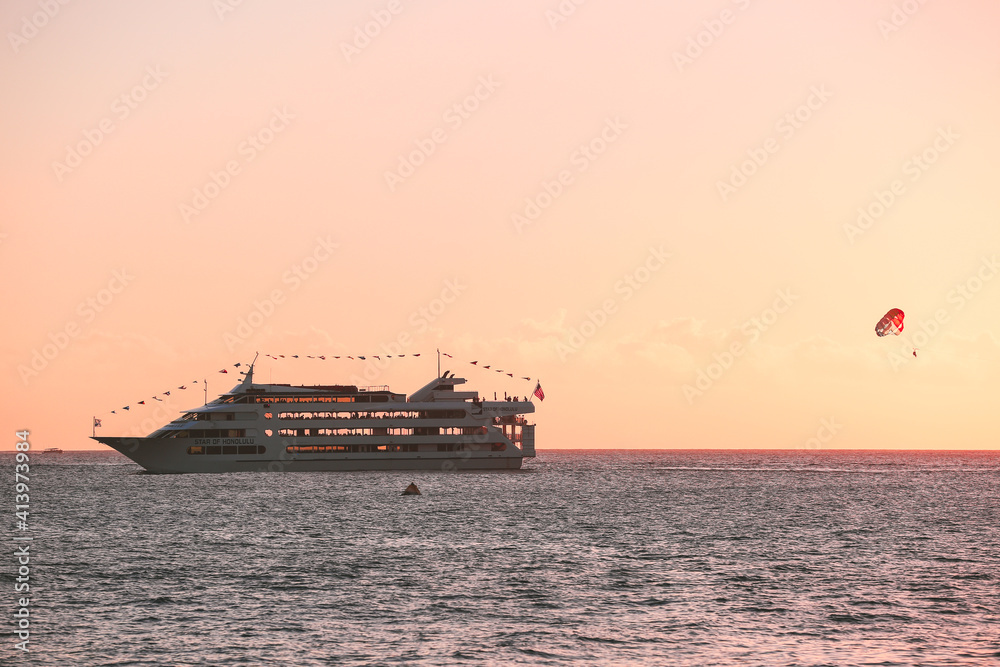 Fototapeta premium Cruise ship in the sea, Honolulu, Oahu, Hawaii