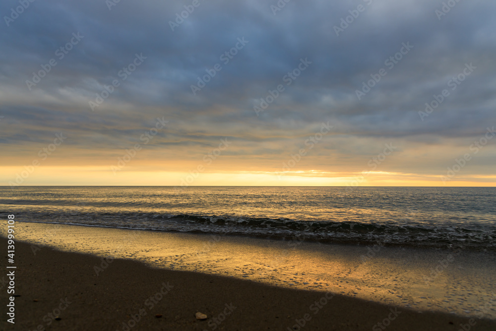 海　砂浜　夕日　冬の日本海