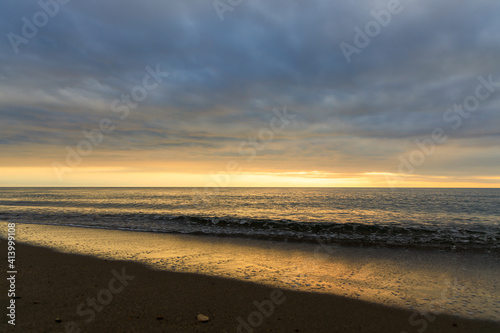 海　砂浜　夕日　冬の日本海 © amosfal