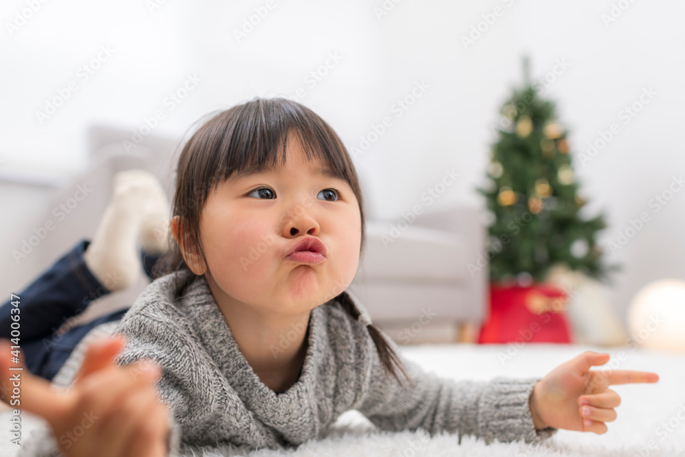 クリスマスの飾りと女の子 クリスマスの飾りと女の子