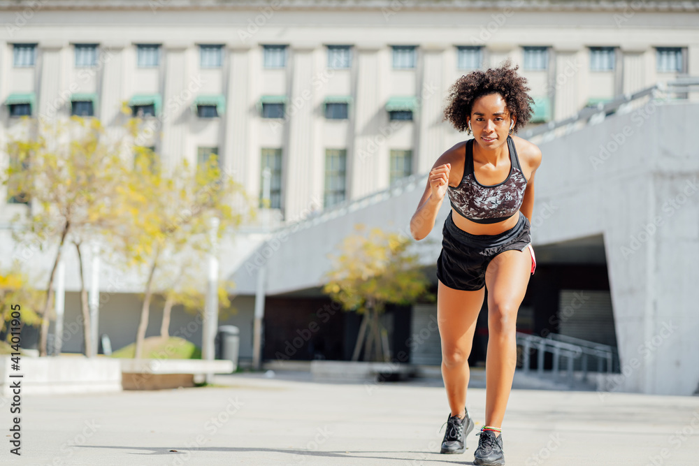 Obraz premium Afro athlete woman running outdoors.