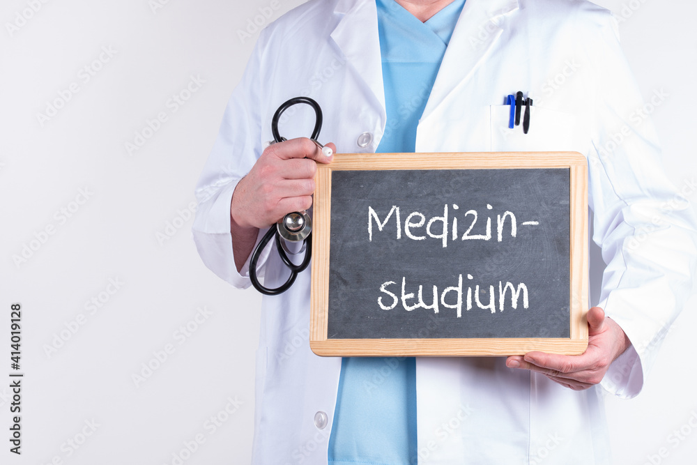 Arzt hält eine Tafel auf der Medizinstudium steht Arzt hält eine Tafel auf der Medizinstudium steht