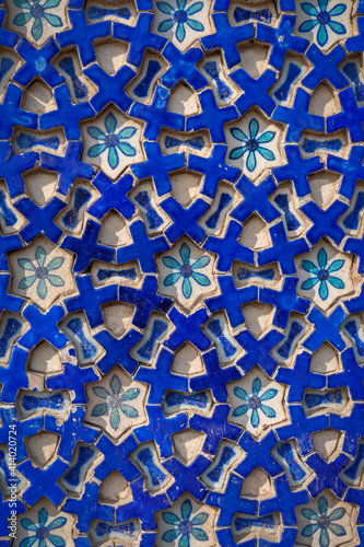 Fotografía Closeup detail of bright blue and white ceramic geometric and floral design on w