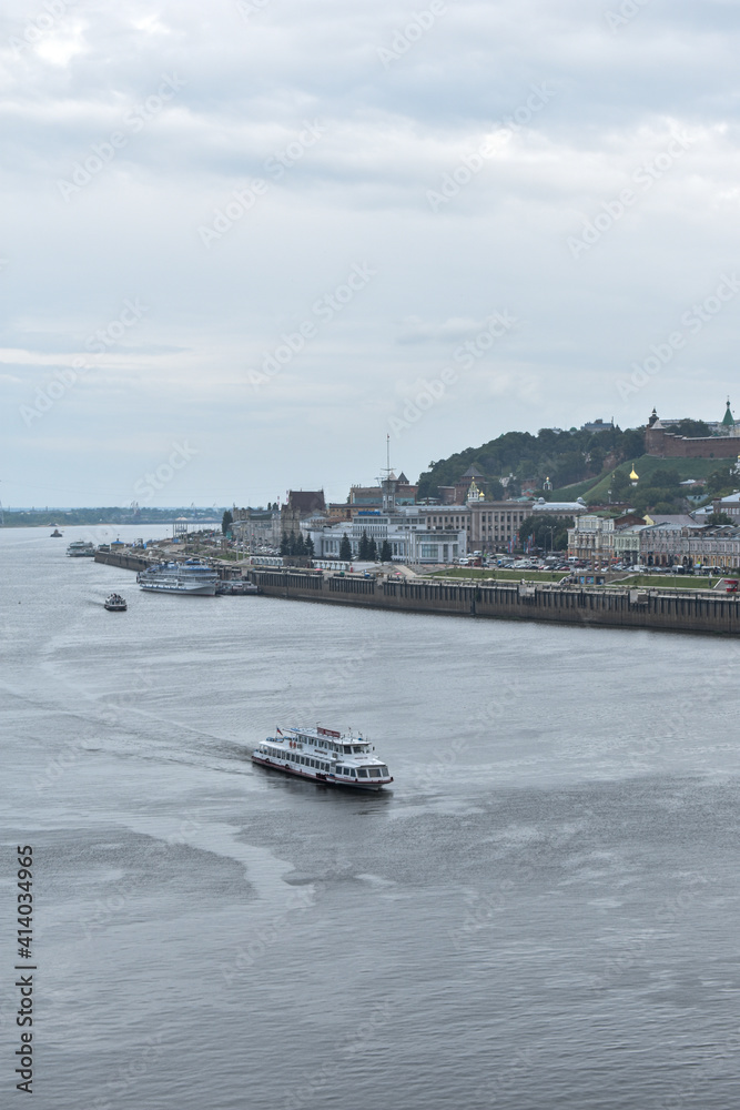 Obraz premium The ship sails along the Oka River. Nizhny Novgorod