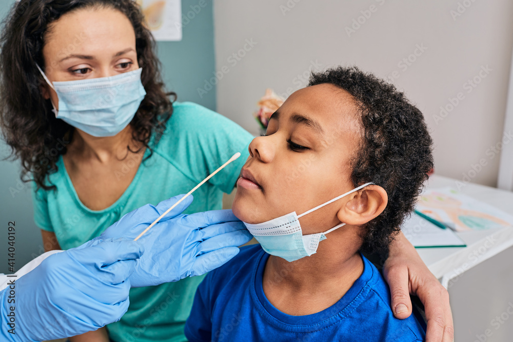 Ταπετσαρία African American little boy with his mother during PCR test of coronavirus in a medical lab