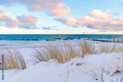 Fototapeta Naklejka Na Ścianę i Meble -  Schneebedeckter Strand und Dünnen am Ostseestrand von Kühlungsborn, Mecklenburg-Vorpommern, Deutschland