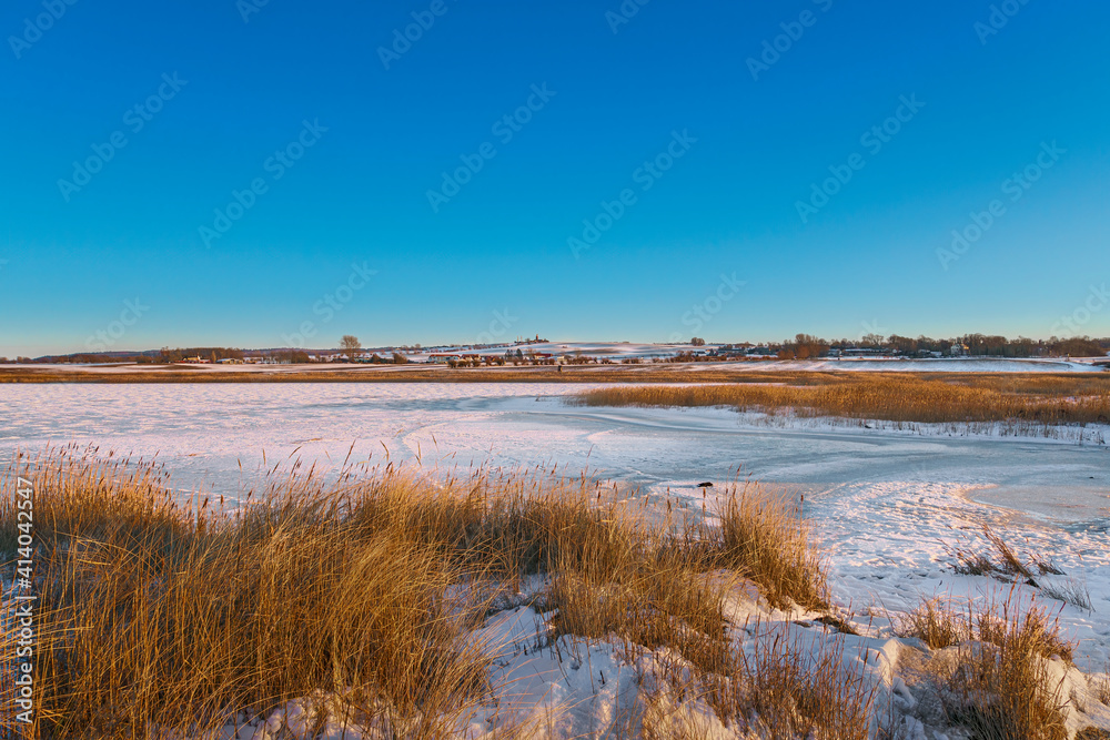 zugefrorener Riedensee im Ostseebad Kühlungsborn, Mecklenburg-Vorpommer, Deutschland
