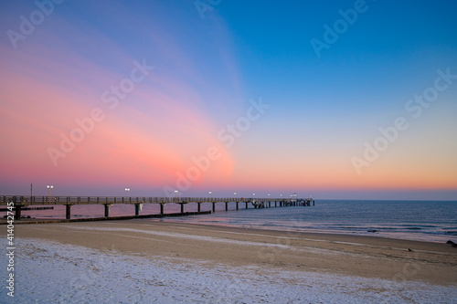 vereiste Seebr  cke von K  hlungsborn bei Sonnenaufgang  Mecklenburg-Vorpommern  Deutschland