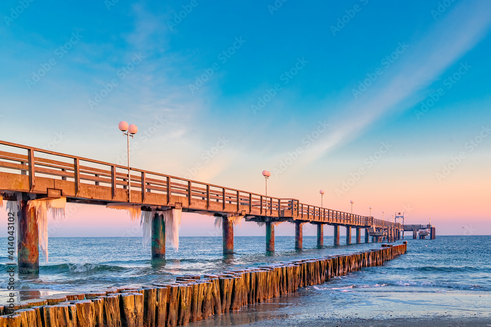 Φωτογραφία vereiste Seebrücke von Kühlungsborn bei Sonnenaufgang, Mecklenburg-Vorpommern, D