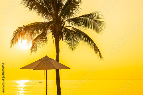 Fototapeta Naklejka Na Ścianę i Meble -  Umbrella and deck chair around beach sea ocean with coconut palm tree