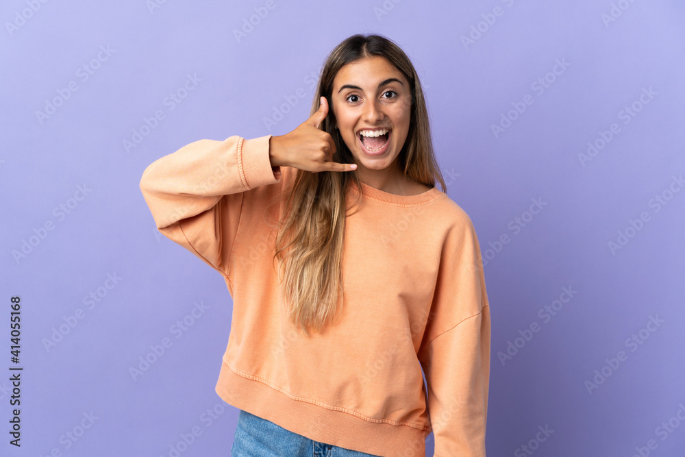 Obraz premium Young hispanic woman over isolated purple background making phone gesture. Call me back sign