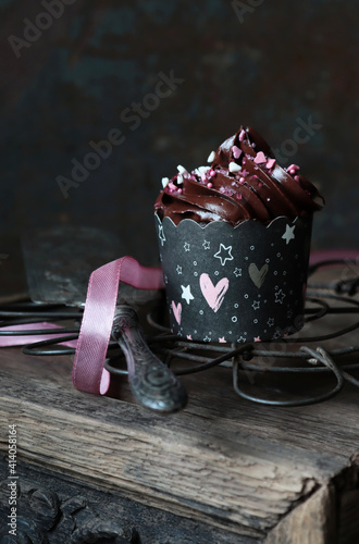 Cupcakes mit Schokoladencreme und Zuckerherzen
