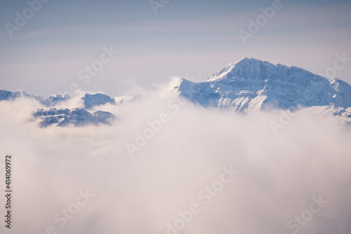 sommets des alpes émergeant d'une couche de nuages dans les alpes à Chamrousse en hiver