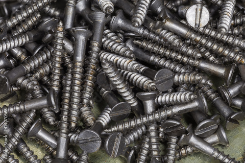 Foto Countersunk slotted lag wood screws close-up in selective focus
