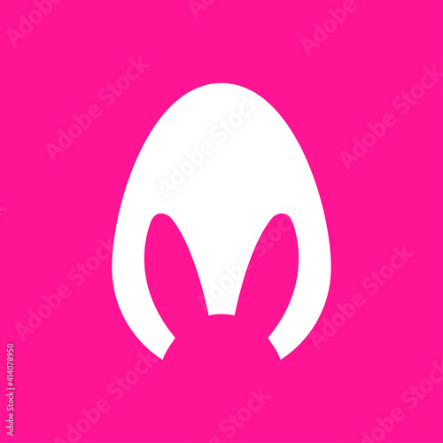 Logotipo con silueta de orejas de conejo en huevo de pascua en afiche de color rosa