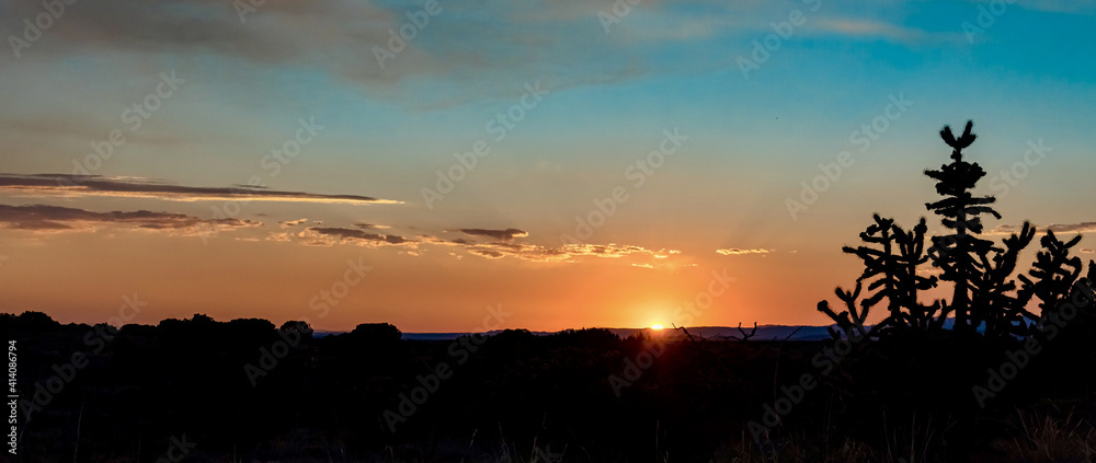 Fototapeta premium Panoramic shot of beautiful sunset over a field in Santa Fe, New Mexico