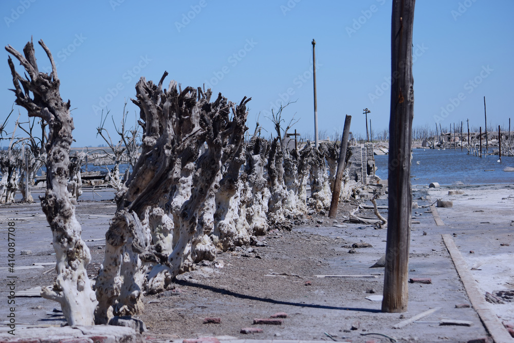 ciudad que quedo bajo el agua y por lo tanto sin habitantes lugar de turismo Epecuen Argentina ciudad que quedo bajo el agua y por lo tanto sin habitantes lugar de turismo Epecuen Argentina