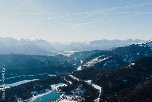 Ausblick vom Herzogstand in Bayern als beliebtes Ausflugsziel für Touristen in Reichweite von München | Winter, Berge, Bergpanorama, See, Schnee, kalt, blau