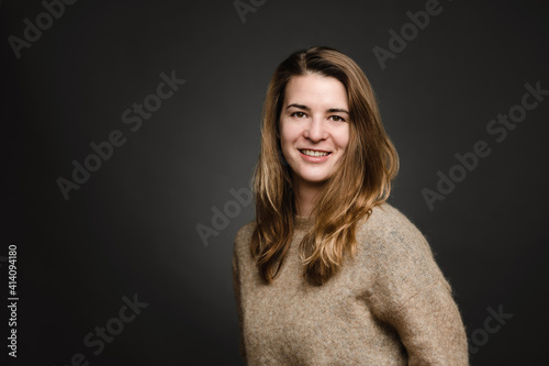 hübsche junge blonde Frau Bewerbungsfoto Porträt im Fotostudio