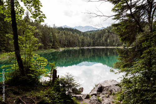 türkis grüner klarer Bergsee in Bayern mit Bäumen rundherum - Landschaftsfoto, Tourismus, Deutschland, Natur, See