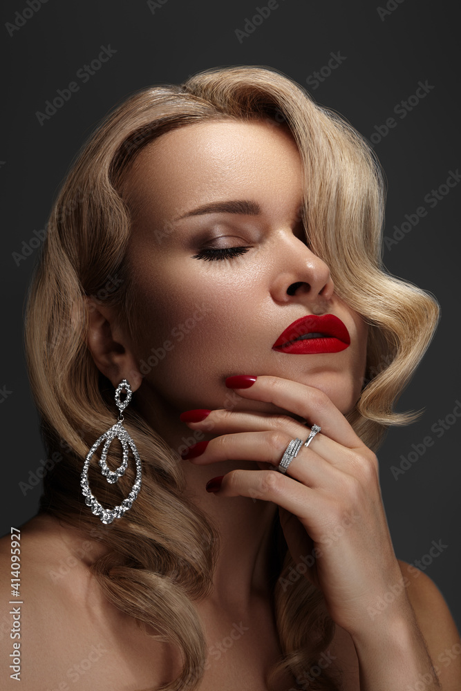 Obraz premium Beautiful young sexy woman with vintage make-up and hairstyle. Pin-up girl with red lips. American diva style