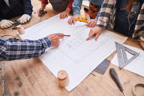 Architekten und Handwerker schauen auf Grundriss photo