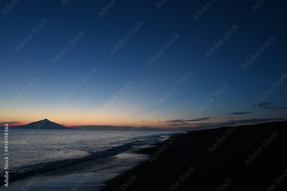 夕暮れの利尻島と海岸