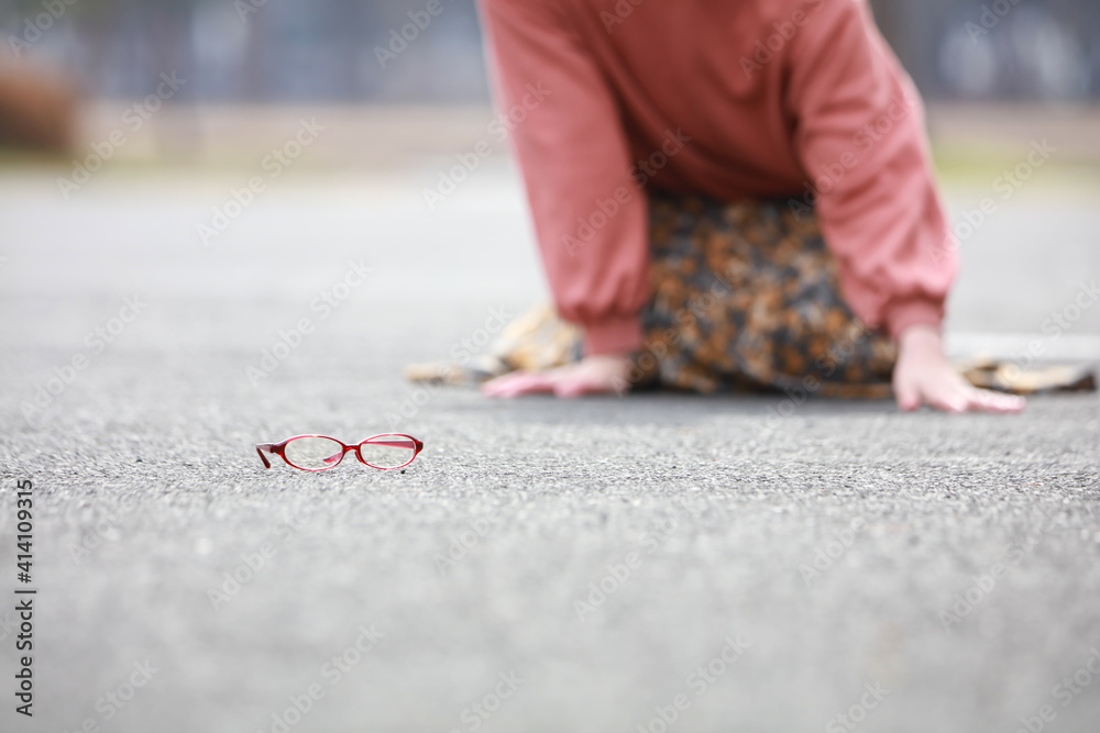 Obraz premium 眼鏡を落とした女性