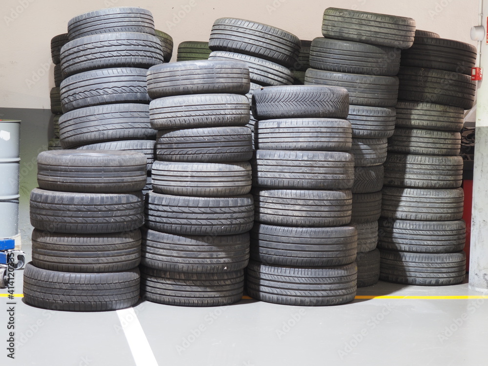 cubiertas de ruedas neumaticos de caucho en taller mecanico de coches para  reciclar Stock Photo | Adobe Stock
