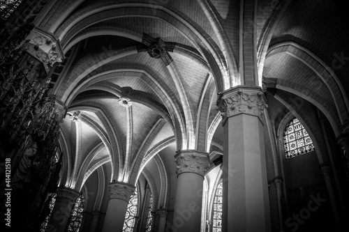 Foto Imagen en blanco y negro de las bóvedas de una iglesia