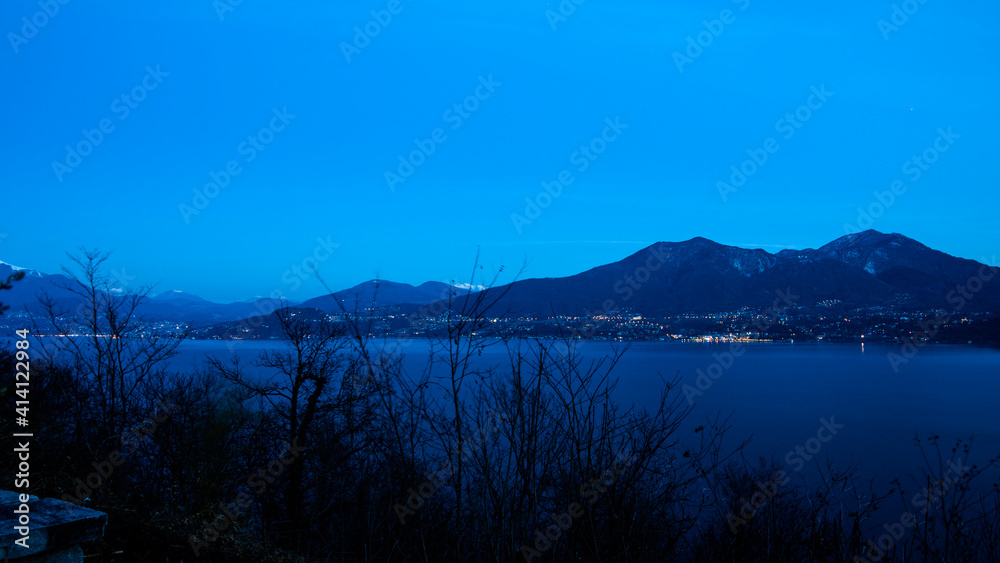Lago Maggiore fotografato all'ora blu da Novaglio, Oggebbio (VB), Piemonte, Italia.