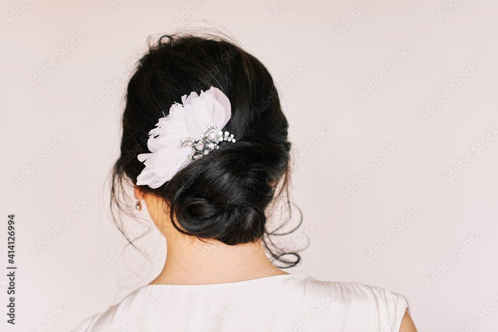Trendy bridal hairstyle with beautiful wedding accessoires Trendy bridal hairstyle with beautiful wedding accessoires