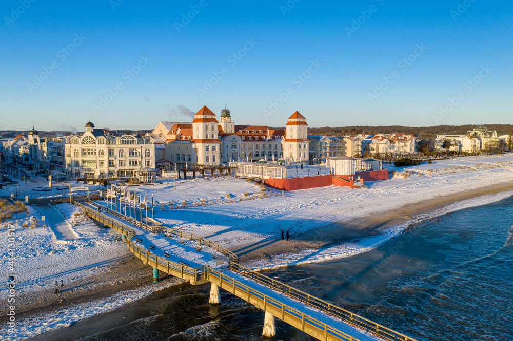 Seebrücke und Kurhaus von Binz im Winter
