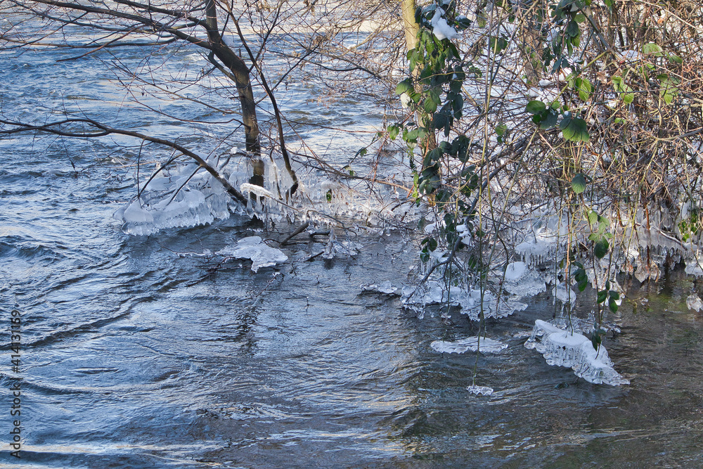 Hochwasser im Winter am Saale Wehr in Jena, Thüringen, Deutschland Hochwasser im Winter am Saale Wehr in Jena, Thüringen, Deutschland