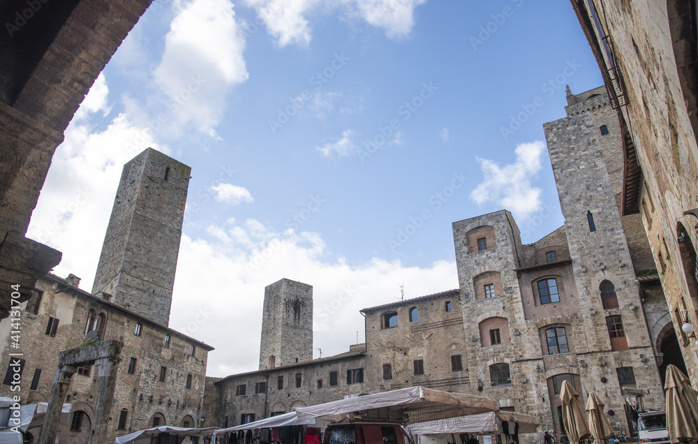 Le torri di San Gimignano dalla Piazza della Cisterna